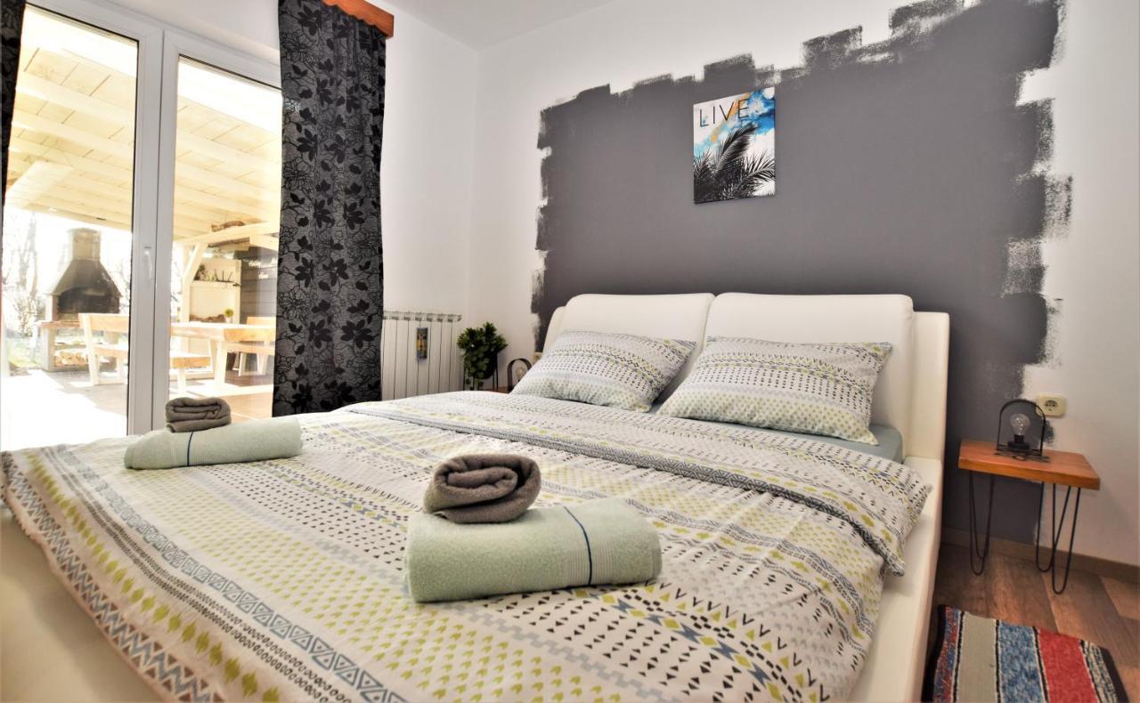 Holiday Home Melani Sinac Экстерьер фото